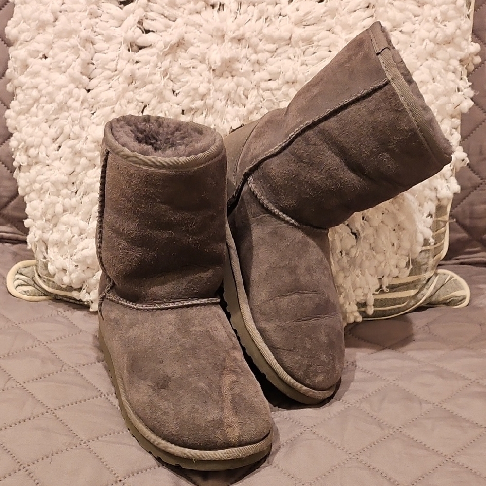 UGG Classic Short Boots in Gray